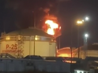 Площадь пожара на нефтебазе в Тамани увеличилась