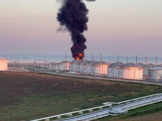 Пожар на нефтебазе в Тамани вспыхнул после падения дрона
