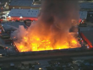 Пожар на складе в США охватил 30 тысяч квадратных метров