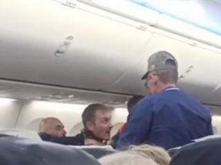 Буйный пассажир сорвал вылет самолета из Красноярска