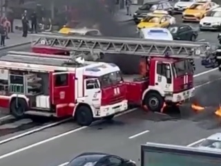 В центре Москвы мотоциклист протаранил пожарную машину