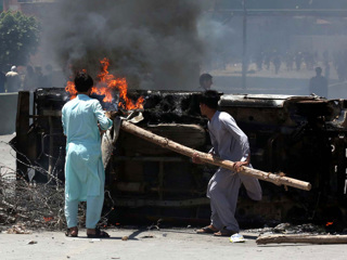 Беспорядки в Пакистане: митингующие атаковали резиденцию премьера