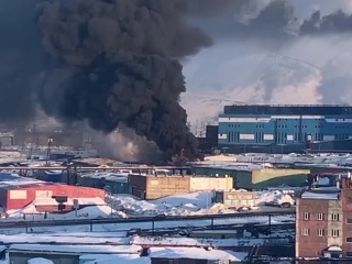Мощный пожар вспыхнул на складе в Норильске