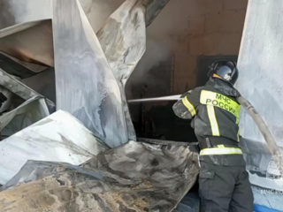 В Хабаровске тушат крупный пожар на складе