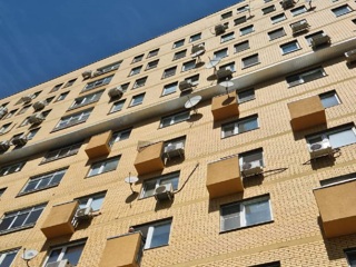 Врачи пытаются спасти трехлетнего москвича, упавшего с седьмого этажа