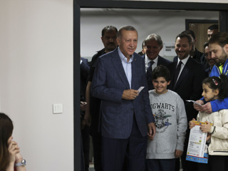Эрдоган раздал детям деньги