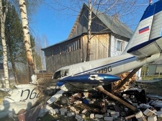 Самолет Авиалесоохраны рухнул рядом с частным домом в Коми