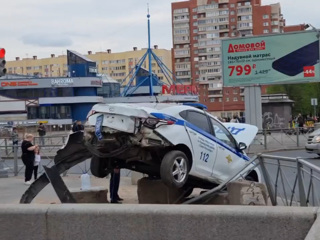 Автомобиль ДПС вылетел на тротуар и повис на ограждении в Петербурге