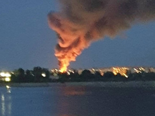 Крупный пожар произошел на складе пластиковых изделий в Воронеже