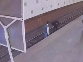 Полиция показала кадры спасения мужчины в московском метро