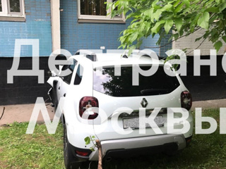 Машина врезалась в стену жилого дома на западе Москвы