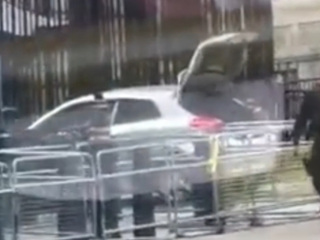 Автомобиль протаранил ворота лондонской резиденции Риши Сунака