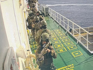 Итальянский спецназ спас турецкий экипаж от захвата судна мигрантами