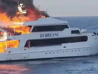 Яхта с туристами на борту загорелась у побережья Египта