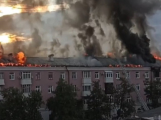Крупный пожар на крыше жилого дома произошел в Казани