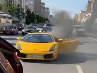 В центре Москвы старенький Lamborghini загорелся на ходу