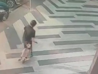 Рухнувшее с фасада ЖК стекло в Москве чуть не раздавило ребенка на самокате