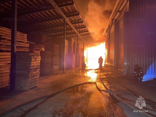 Завод по изготовлению паллет загорелся в Подмосковье