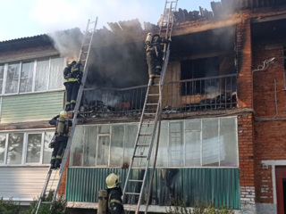 Пожар на 1100 квадратных метрах жилого дома тушат во владимирском селе