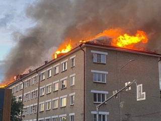 Крыша пятиэтажного общежития загорелась в Первоуральске