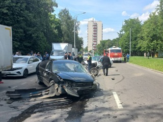 Лихач перевернулся после тарана машины в Москве, пострадали люди