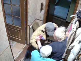 В Москве трем женщинам пришлось отбиваться от мошенника в своей квартире