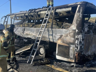 Рейсовый автобус сгорел на федеральной трассе в Адыгее