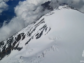 Альпинисты попали под камнепад на Казбеке