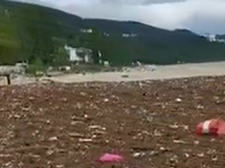 На юге России бурные потоки принесли горы мусора на побережье