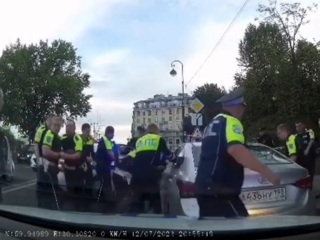 Опасный "заезд" нелегалов по Петербургу сняли на видео