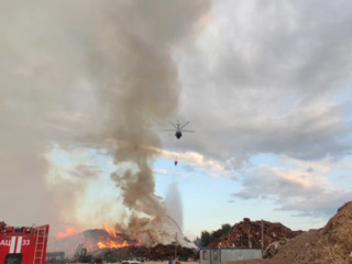 К тушению крупного пожара в Ленобласти привлекли вертолет