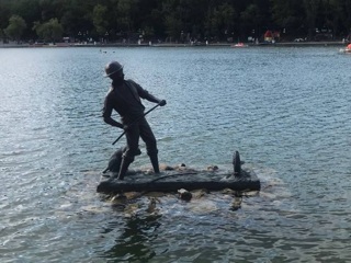 Гость ставропольского курорта лишил скульптуру рыбака удочки