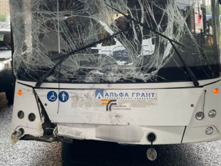 При столкновении автобусов на МКАД пострадали три человека
