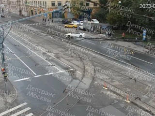 В центре Москвы водитель Maserati сбил человека и врезался в дом
