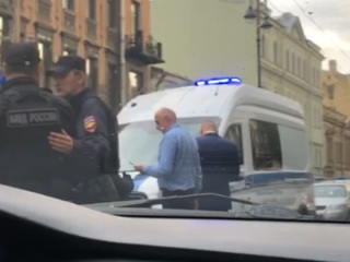 В Петербурге мужчина поджег двери военкомата и пытался протаранить ворота