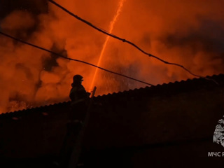 В Астрахани тушат крупный пожар на складе
