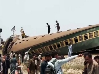 Скоростной поезд сошел с рельсов на юге Пакистана
