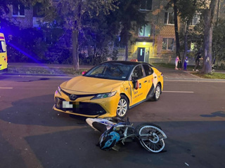 В Москве 15-летний мотоциклист жестко столкнулся с машиной такси