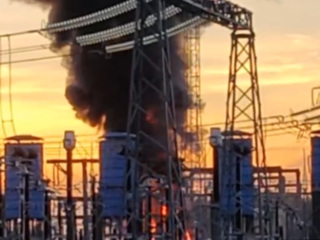 Пожар на электроподстанции тушат в Ленинградской области