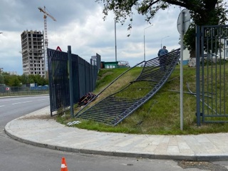 В Москве байкер проломил забор и оказался в больнице вместе с пассажиром