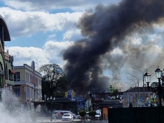 Спасатели остановили распространение огня на складе в Ногинске