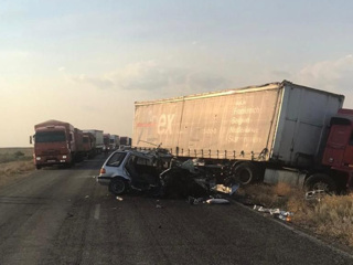 Один человек погиб и четверо пострадали в аварии с грузовиком в Калмыкии