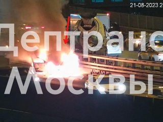 В Москве на ТТК сгорел автомобиль службы такси