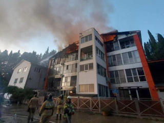 В Сочи потушили крупный пожар на крыше жилого дома