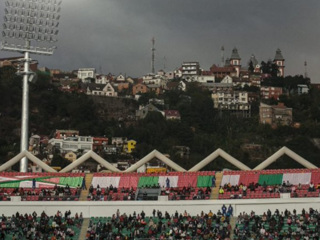 На стадионе Мадагаскара из-за давки погибли и пострадали около ста человек