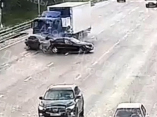 ДТП на МКАД: грузовик снес два легковых автомобиля