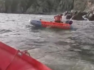 Взрослых и детей спасли с тонущей лодки в Приморском крае