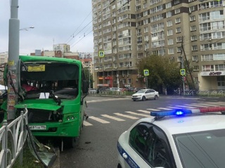 В серьезной аварии с автобусом в Екатеринбурге пострадали 11 человек