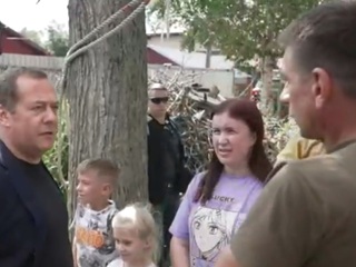 Медведев побывал в пострадавшем от тайфуна Южно-Сахалинске
