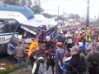Появились кадры страшного столкновения поезда и пассажирского автобуса